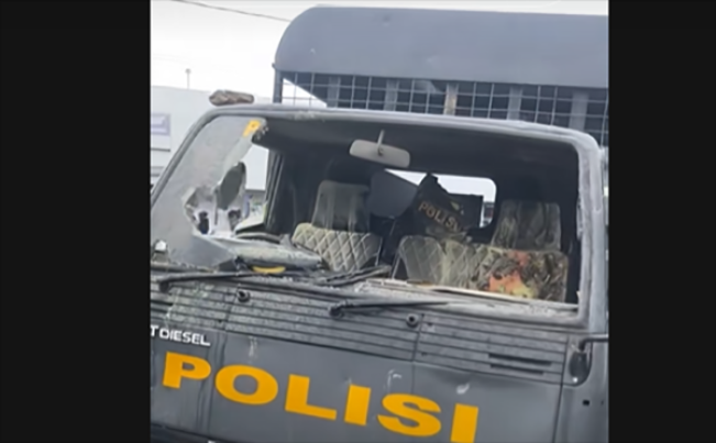2 Mobil dinas Kepolisian ikut dirusak massa, juga 1 unit mobil milik PDAM Jayapura/Foto: tangkap layar TikTok